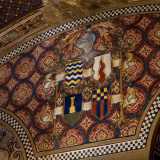 Sul muro di fronte a noi sono invece raffigurati un elmo da cavaliere e quattro stemmi araldici, ennesimo richiamo alla cavalleria medievale